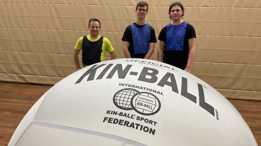 Louis schmettert den Riesenball