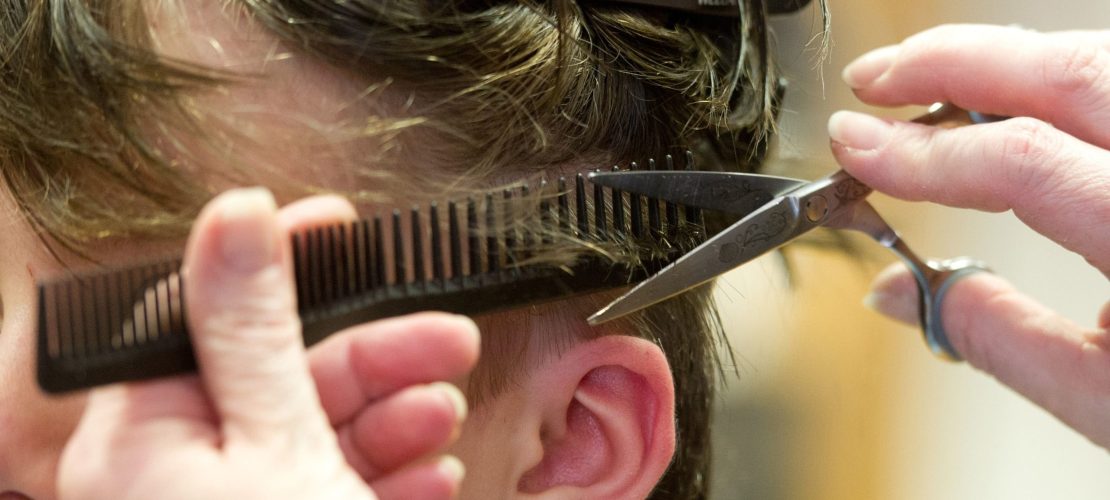 Wachsen Haare schneller, wenn man sie öfter schneidet?