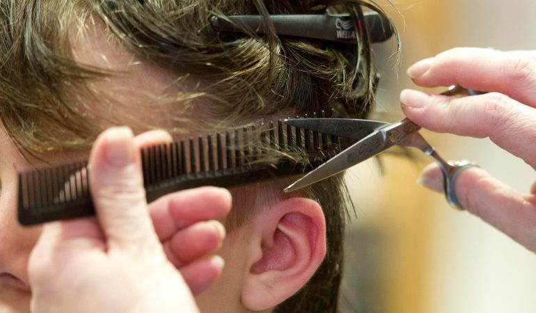 Wachsen Haare schneller, wenn man sie öfter schneidet?