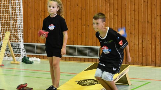 Nils schleudert Säckchen