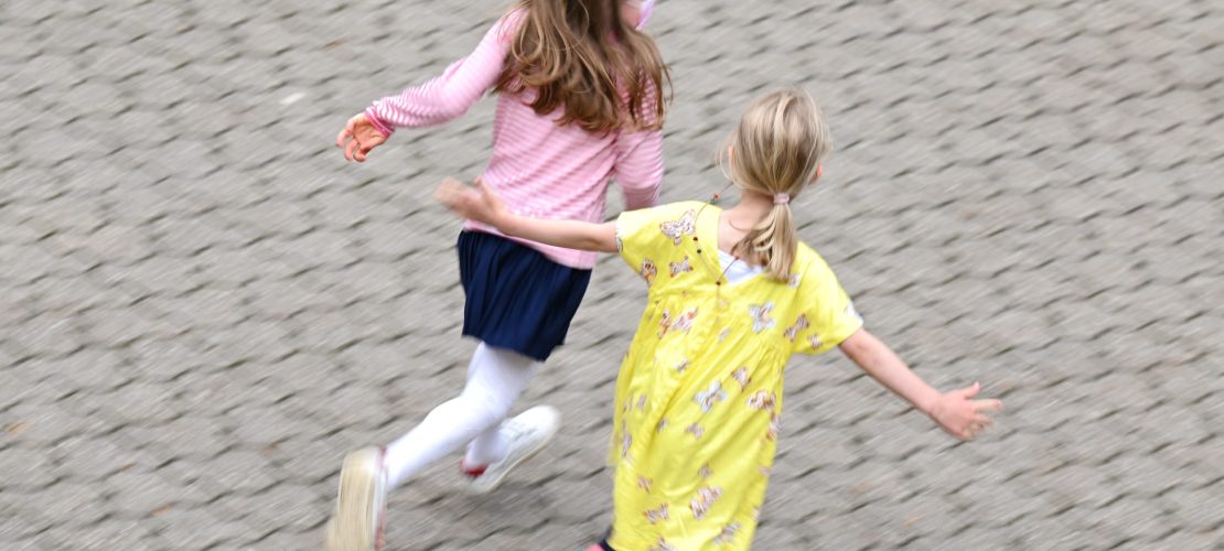 Auf dem Schulhof spielen