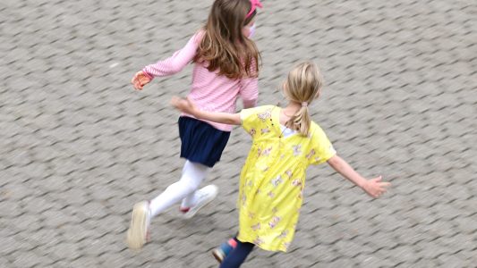 Auf dem Schulhof spielen