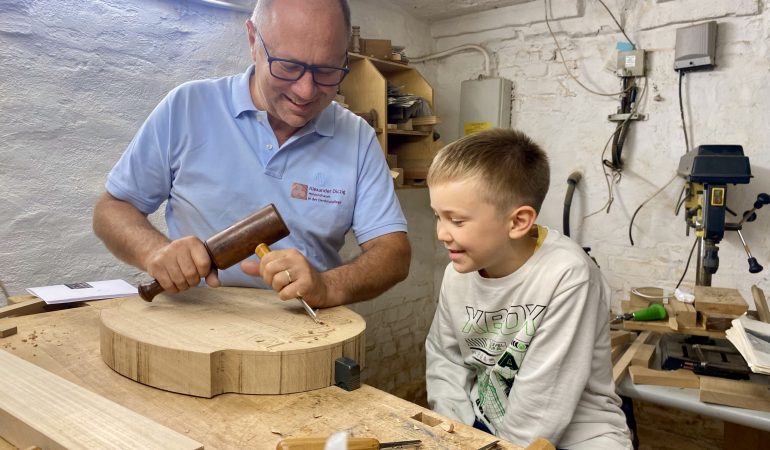 Aus Holz geschnitzt